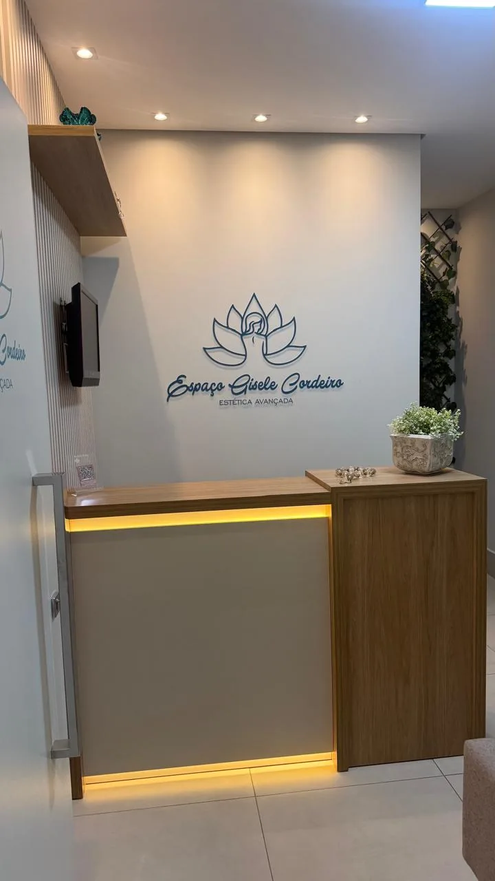 Recepção do Espaço Gisele Cordeiro com identidade visual da clínica