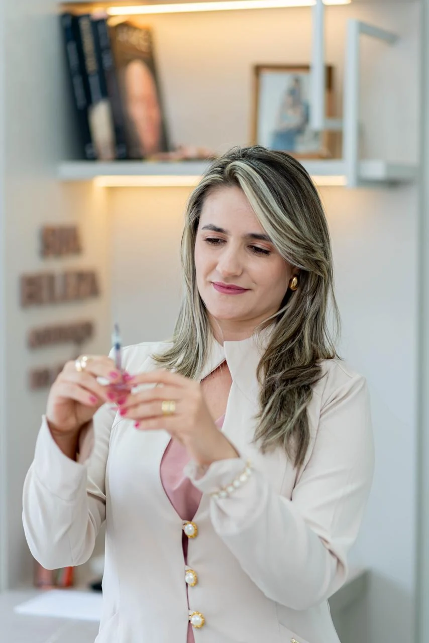 Gisele Cordeiro preparando material para atendimento estético
